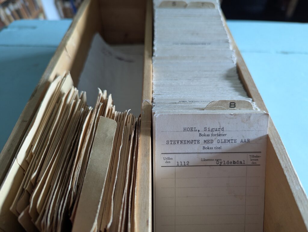 Library cards from the library in the Grytviken church